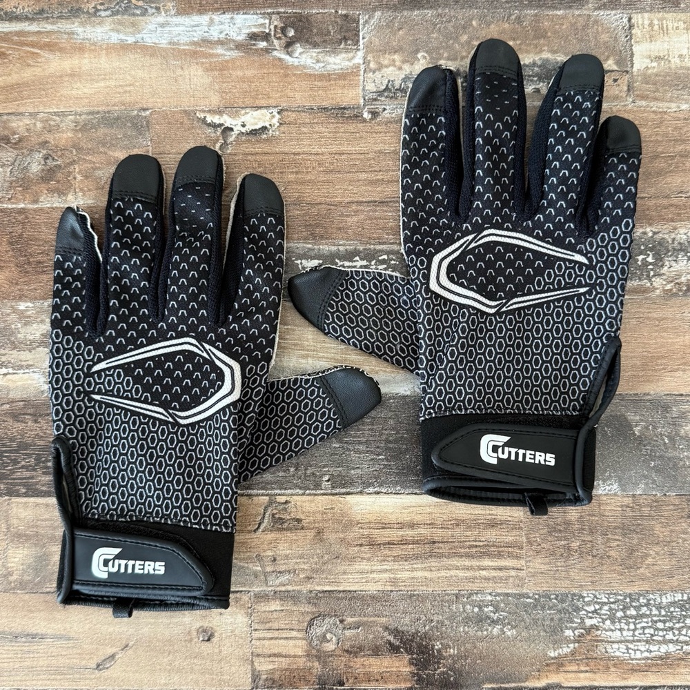 Football Grip Gloves by Cutters Game Day Receiver Gloves Black YL/YXL Youth